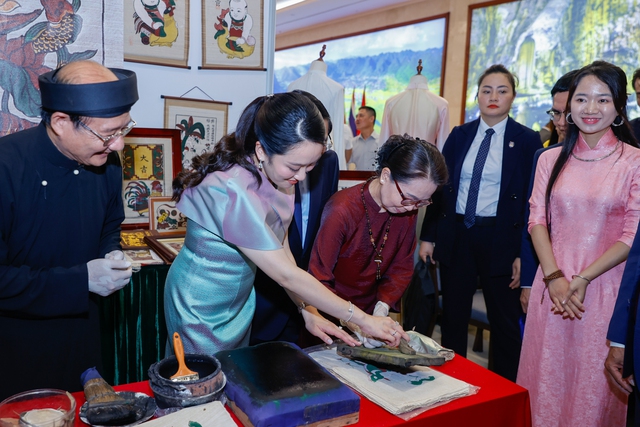 Thủ tướng Phạm Minh Chính cùng Thủ tướng Thái Lan tham quan triển lãm sản phẩm thủ công mỹ nghệ Việt Nam- Ảnh 9.