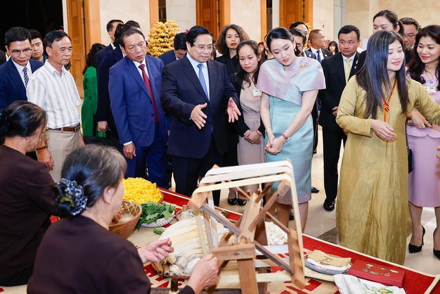 Thủ tướng Phạm Minh Chính cùng Thủ tướng Thái Lan tham quan triển lãm sản phẩm thủ công mỹ nghệ Việt Nam- Ảnh 11.