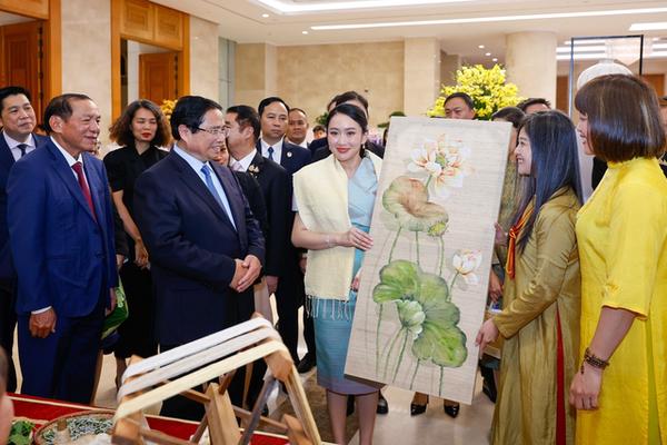 Thủ tướng Phạm Minh Chính cùng Thủ tướng Thái Lan tham quan triển lãm sản phẩm thủ công mỹ nghệ Việt Nam