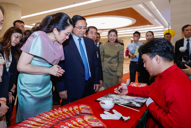 Thủ tướng Phạm Minh Chính cùng Thủ tướng Thái Lan tham quan triển lãm sản phẩm thủ công mỹ nghệ Việt Nam- Ảnh 13.