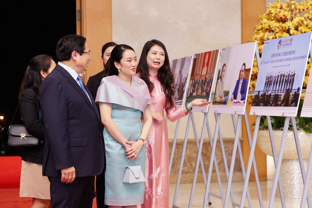 Thủ tướng Phạm Minh Chính cùng Thủ tướng Thái Lan tham quan triển lãm sản phẩm thủ công mỹ nghệ Việt Nam- Ảnh 15.