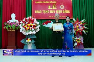 (TTV) Đồng chí Lê Thị Kim Dung, Phó Bí thư Thường trực Tỉnh ủy, Chủ tịch HĐND tỉnh trao huy hiệu Đảng đợt 19/5