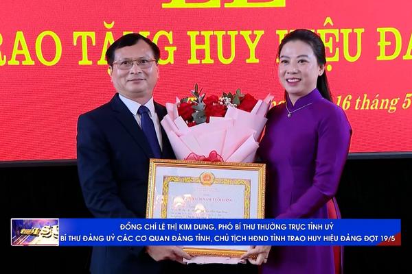 (TTV) Đồng chí Lê Thị Kim Dung, Phó Bí thư Thường trực Tỉnh ủy, Chủ tịch HĐND tỉnh trao Huy hiệu Đảng đợt 19/5