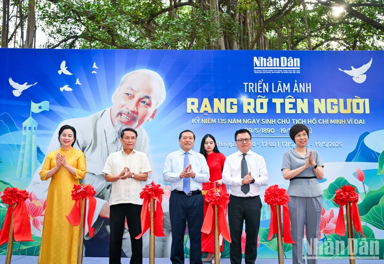 Khai mạc triển lãm và ra mắt ấn phẩm đặc biệt kỷ niệm 135 năm Ngày sinh Chủ tịch Hồ Chí Minh- Ảnh 1.