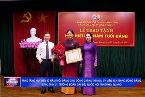 (TTV) Trao tặng Huy hiệu 30 năm tuổi Đảng cho đồng chí Hà Thị Nga, Ủy viên BCH Trung ương Đảng, Bí thư Tỉnh ủy, Trưởng Đoàn ĐBQH tỉnh Tuyên Quang