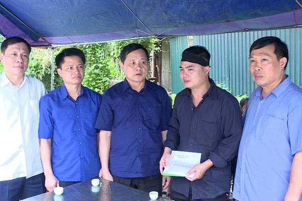 (TTV) Lãnh đạo tỉnh thăm hỏi, hỗ trợ gia đình bị hỏa hoạn tại xã Yên Lập, huyện Chiêm Hóa
