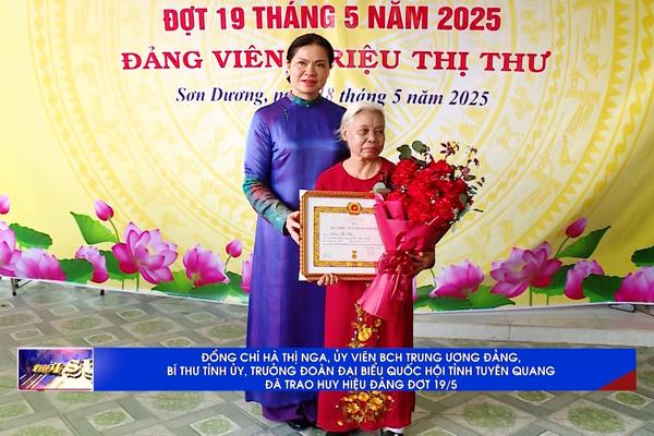 (TTV) Đồng chí Hà Thị Nga, Ủy viên BCH Trung ương Đảng, Bí thư Tỉnh ủy, Trưởng Đoàn ĐBQH tỉnh trao Huy hiệu Đảng đợt 19/5