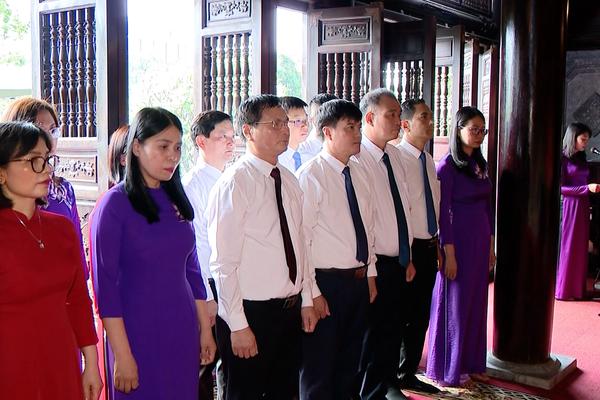 (TTV) Đảng ủy Hội đồng nhân dân tỉnh dâng hương tại Đền thờ Chủ tịch Hồ Chí Minh
