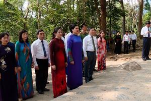 (TTV) Đoàn đại biểu tỉnh Tuyên Quang dâng hương tại Đền thờ Chủ tịch Hồ Chí Minh và Khu di tích Quốc gia đặc biệt Tân Trào