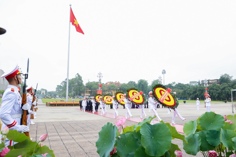 Kỷ niệm 135 năm Ngày sinh Chủ tịch Hồ Chí Minh: Lãnh đạo Đảng, Nhà nước vào Lăng viếng Bác- Ảnh 1.