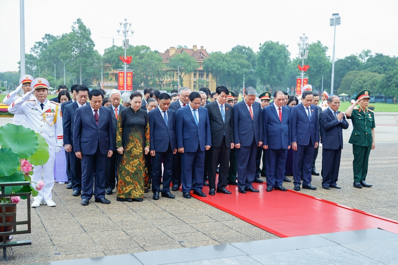 Kỷ niệm 135 năm Ngày sinh Chủ tịch Hồ Chí Minh: Lãnh đạo Đảng, Nhà nước vào Lăng viếng Bác- Ảnh 2.