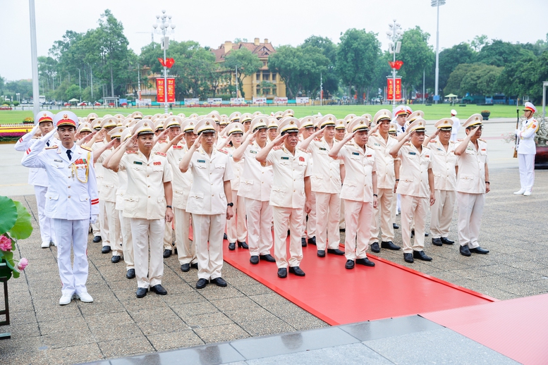 Kỷ niệm 135 năm Ngày sinh Chủ tịch Hồ Chí Minh: Lãnh đạo Đảng, Nhà nước vào Lăng viếng Bác- Ảnh 4.