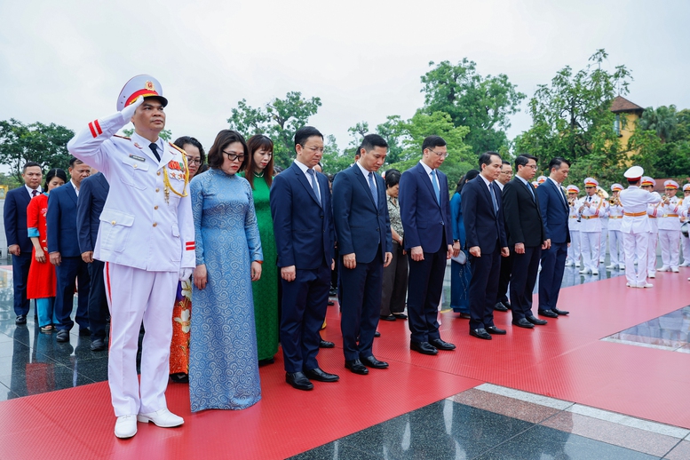 Kỷ niệm 135 năm Ngày sinh Chủ tịch Hồ Chí Minh: Lãnh đạo Đảng, Nhà nước vào Lăng viếng Bác- Ảnh 13.