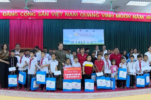(TTV) Trao tặng quà cho học sinh khuyết tật, có hoàn cảnh khó khăn tại Sơn Dương