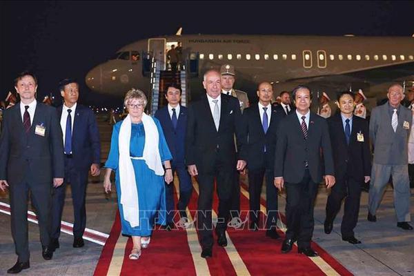 Tổng thống Hungary bắt đầu thăm chính thức Việt Nam