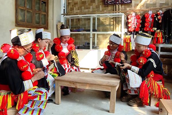(TTV) Nghệ thuật trang trí trên trang phục truyền thống của người Dao Đỏ