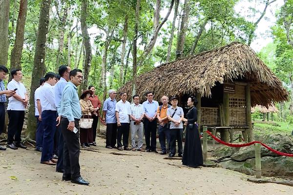 (TTV) Đoàn đại biểu Quốc hội các khóa tỉnh Quảng Nam về nguồn tại Khu di tích Quốc gia đặc biệt Tân Trào