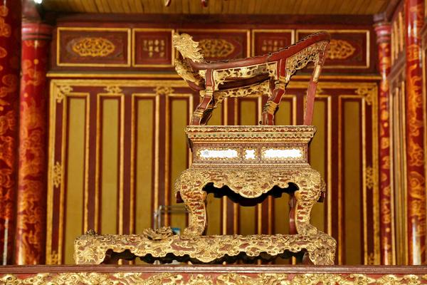 Bộ VHTTDL yêu cầu tổng rà soát bảo vật quốc gia sau sự cố xâm hại ngai vàng Triều Nguyễn