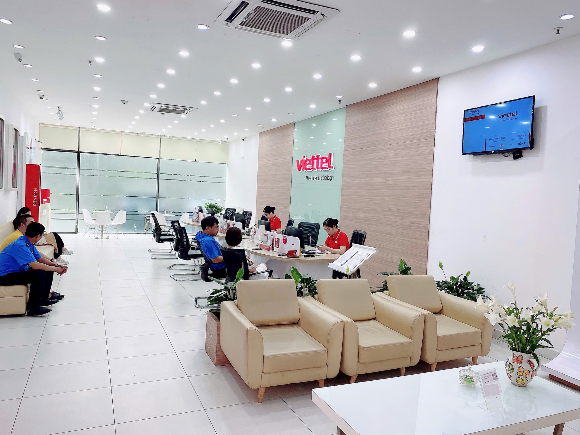 Cửa hàng giao dịch của Viettel tại địa chỉ số 23 Lê Văn Lương, quận Thanh Xuân vẫn thu hút nhiều người dân đến tư vấn, đăng ký dịch vụ. Ảnh: H. T
