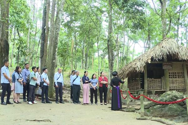 (TTV) Đoàn đại biểu Quốc hội các khóa tỉnh Hậu Giang hành trình về nguồn