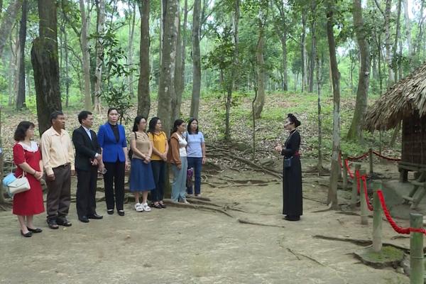 (TTV) Đoàn đại biểu Quốc hội các khóa tỉnh Đắk Nông hành trình về nguồn