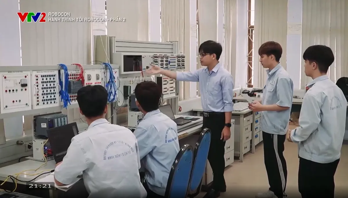 Nhà vô địch Robocon trở về giảng đường để truyền lửa đam mê kỹ thuật