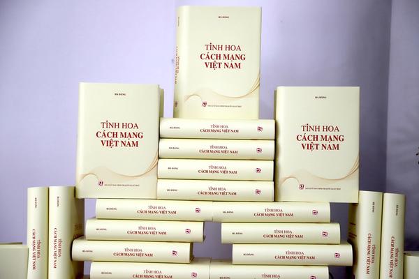 Ra mắt cuốn sách ‘Tinh hoa cách mạng Việt Nam’ của nhà báo lão thành Hà Đăng