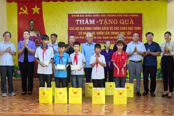 (TTV) Đoàn đại biểu Quốc hội các khóa thành phố Hải Phòng hành trình về nguồn