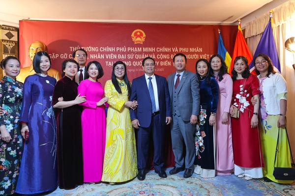 Thủ tướng gặp gỡ kiều bào tại Thụy Điển: 'Tự lo được cho mình cũng là yêu nước'