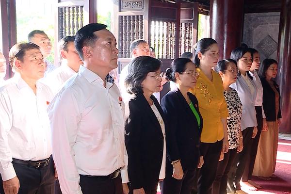 (TTV) Đoàn đại biểu Quốc hội các khóa thành phố Hồ Chí Minh và tỉnh Bình Dương dâng hương tại Đền thờ Chủ tịch Hồ Chí Minh