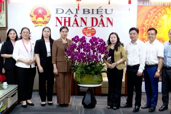 (TTV) Đồng chí Hà Thị Nga, Ủy viên BCH Trung ương Đảng, Bí thư Tỉnh ủy, Trưởng Đoàn ĐBQH tỉnh Tuyên Quang chúc mừng một số cơ quan báo chí Trung ương