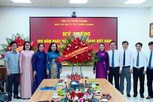 (TTV) Đồng chí Lê Thị Kim Dung, Phó Bí thư Thường trực Tỉnh ủy, Chủ tịch HĐND tỉnh chúc mừng cơ quan báo chí