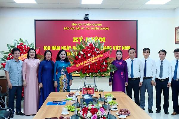 (TTV) Đồng chí Lê Thị Kim Dung, Phó Bí thư Thường trực Tỉnh ủy, Chủ tịch HĐND tỉnh chúc mừng cơ quan báo chí