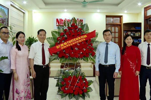 (TTV) Đồng chí Ma Thế Hồng, Phó Bí thư Tỉnh ủy chúc mừng các cơ quan báo chí thường trú tại Tuyên Quang