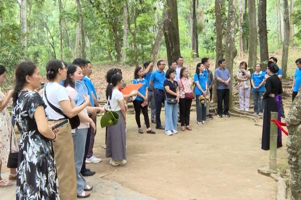 (TTV) Đồng bào cả nước hành trình về nguồn