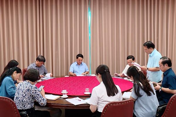 (TTV) Đồng chí Hầu A Lềnh, Ủy viên BCH Trung ương Đảng, Bí thư Tỉnh ủy Hà Giang kiểm tra việc bố trí nơi ở, làm việc khi hợp nhất tỉnh