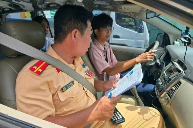 Lưu ý 60 câu hỏi điểm liệt trong kỳ thi sát hạch lái xe - Ảnh 1.