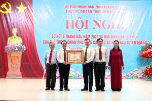 (TTV) CÂU LẠC BỘ TÂN TRÀO ĐÓN NHẬN BẰNG KHEN CỦA THỦ TƯỚNG CHÍNH PHỦ