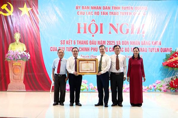 (TTV) CÂU LẠC BỘ TÂN TRÀO ĐÓN NHẬN BẰNG KHEN CỦA THỦ TƯỚNG CHÍNH PHỦ