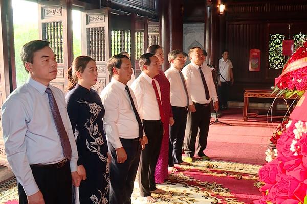 (TTV) Đồng chí Thượng tướng Trịnh Văn Quyết, Bí thư Trung ương Đảng, Chủ nhiệm Tổng cục Chính trị Quân đội nhân dân Việt Nam dâng hương tại Đền thờ Chủ tịch Hồ Chí Minh