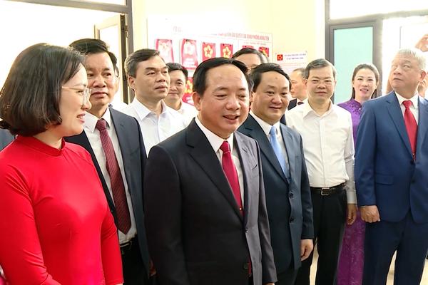 (TTV) Đồng chí Thượng tướng Trịnh Văn Quyết, Bí thư Trung ương Đảng, Chủ nhiệm Tổng cục Chính trị Quân đội nhân dân Việt Nam kiểm tra công tác sắp xếp đơn vị hành chính cấp xã tại phường Nông Tiến
