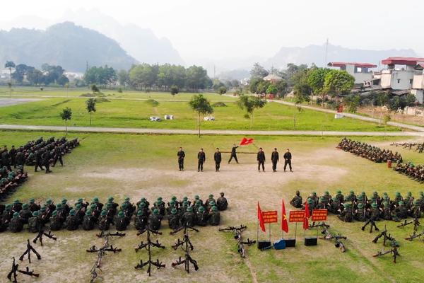 KHI NGƯỜI LÍNH HÁT