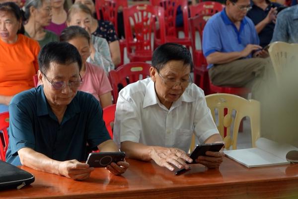 (TTV) Người dân quan tâm theo dõi Đại hội đại biểu Đảng bộ xã Vị Xuyên, nhiệm kỳ 2025–2030