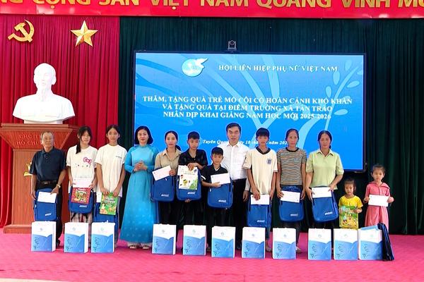 (TTV) Đoàn công tác Trung ương Hội Liên hiệp Phụ nữ Việt Nam hành trình về nguồn tại Tân Trào, tỉnh Tuyên Quang